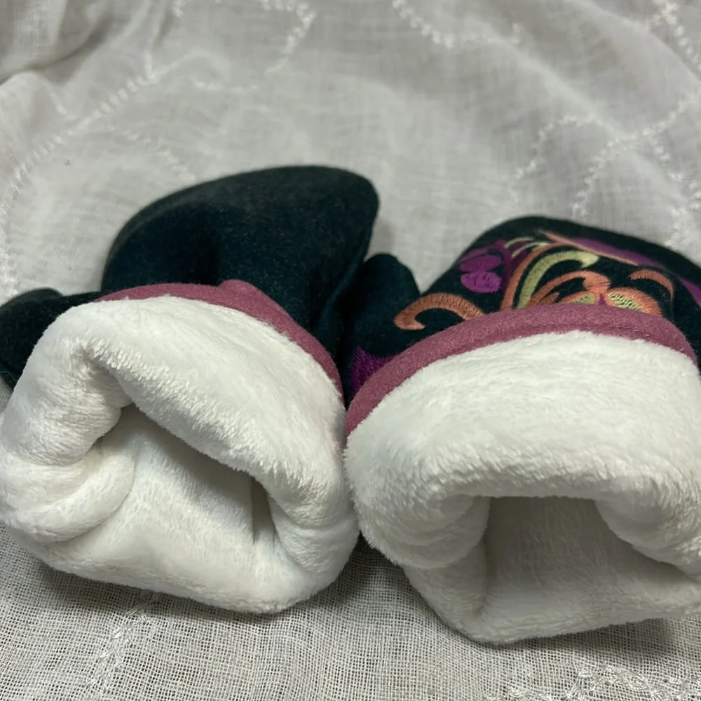 NWOT Handmade embroidered mittens